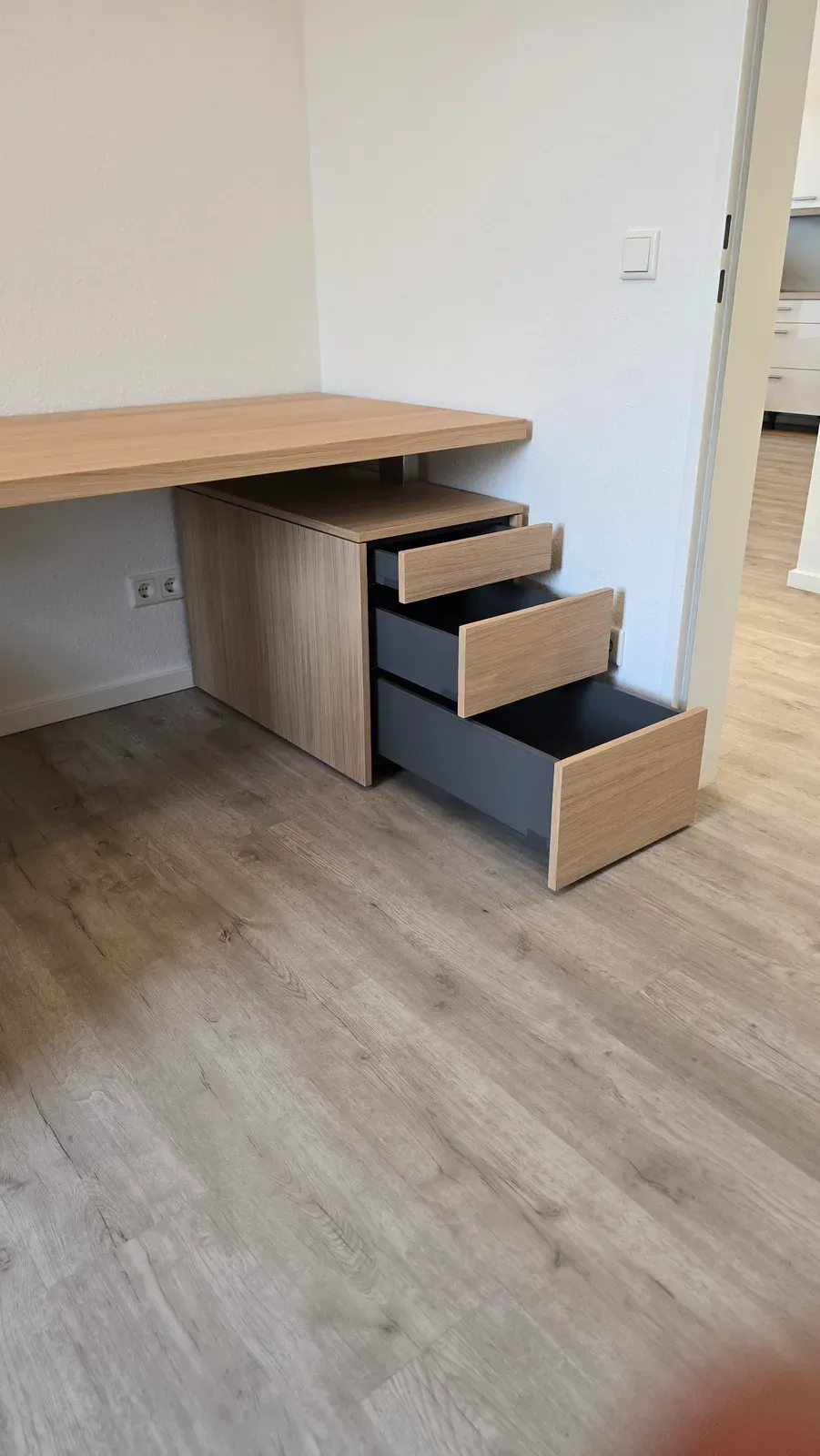 Schreibtisch in Holzoptik mit Schubkastenelement, drei Schubkästen geöffnet