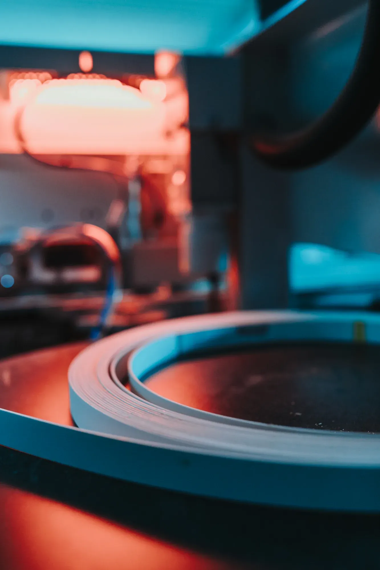 Kantenband an der Kantenanleimmaschine in der Werkstatt