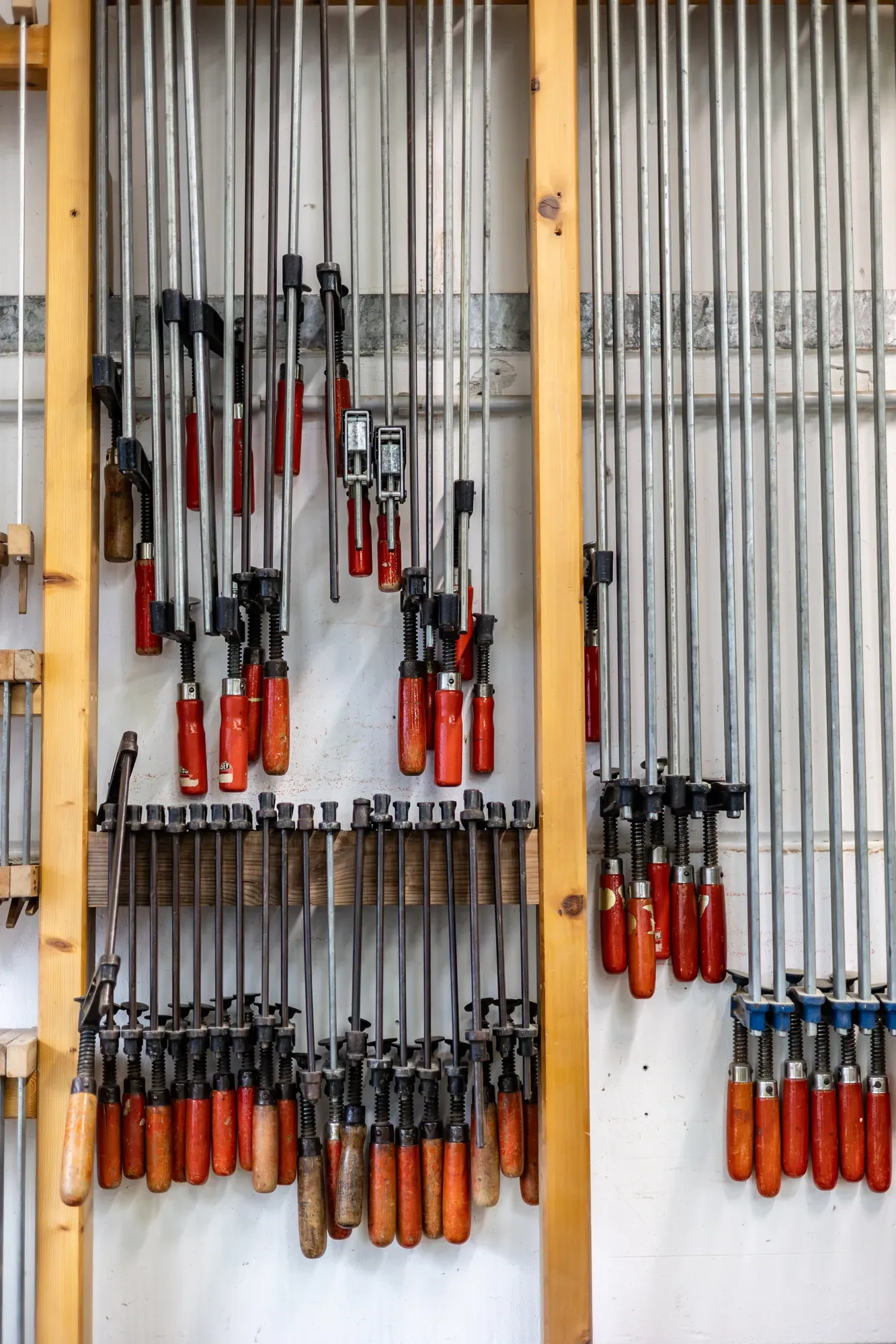Wand mit Schraubzwingen in der Werkstatt der Schreinerei Neubig