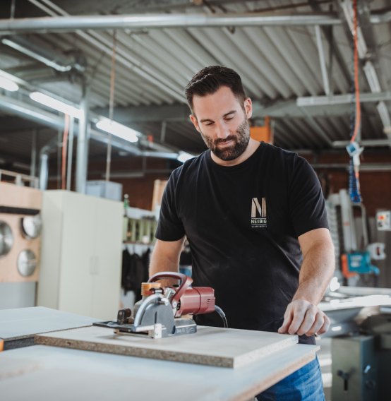 Fabian Neubig, Inhaber der Schreinerei Neubig, bei der Arbeit in der Werkstatt